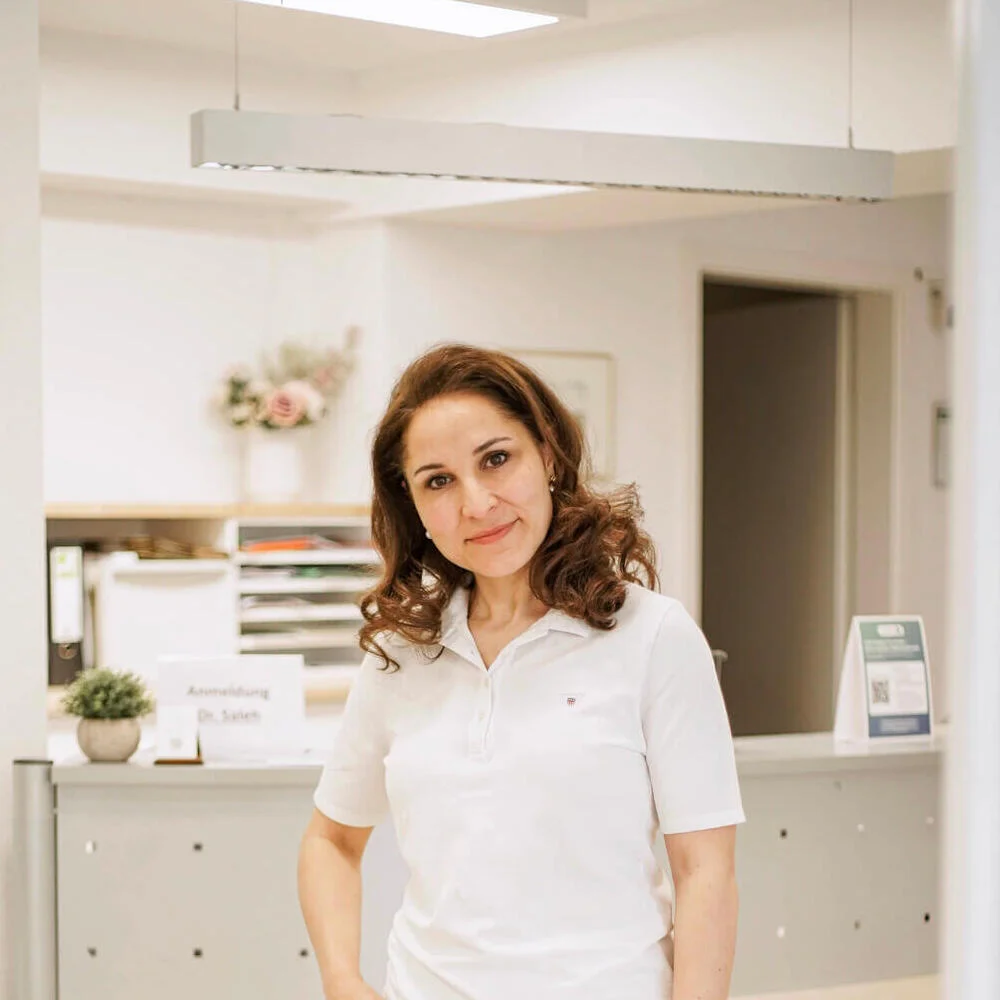 Dr. med. Dima Saleh am Empfang ihrer Praxis für Schmerztherapie in Uelzen