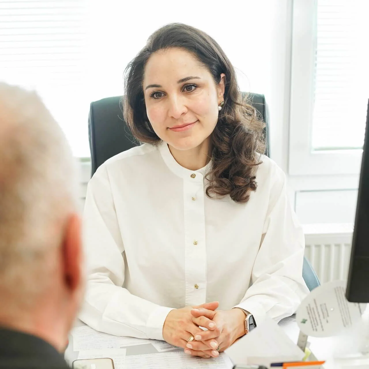 Dr. med. Dima Saleh im persönlichen Beratungsgespräch zur Schmerztherapie in Uelzen